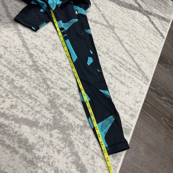 Lululemon Blue and Black Inspire Tight II *Full-On Luxtreme (Mesh) - Picture 14 of 14